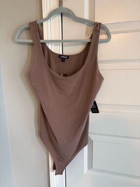 Express Sleeveless Scoop-Neck Bodysuit - Taupe
